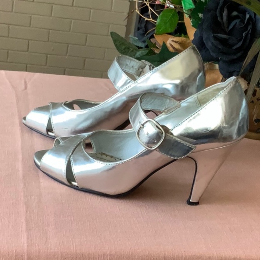 Naturalizer 31/2 inch silver heels